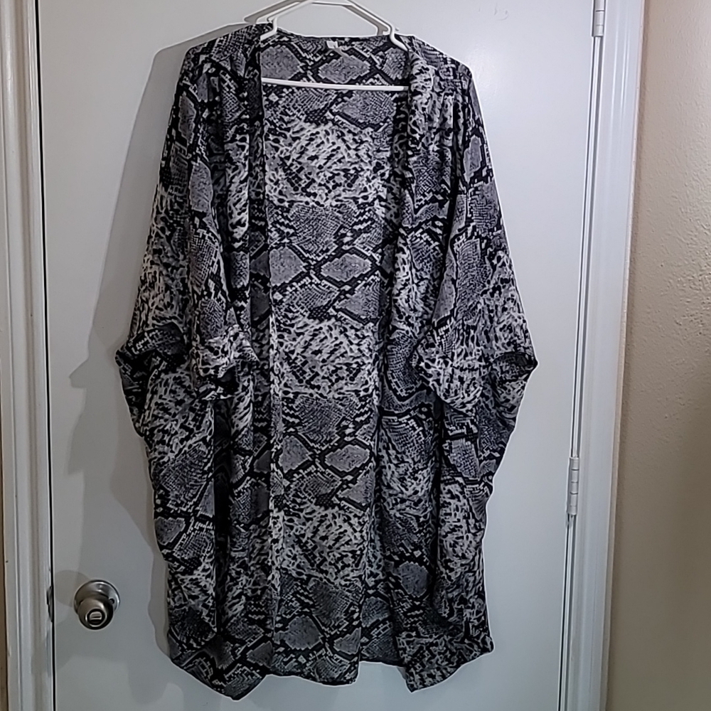 L Love Women's Reptile Kimono  Size Small